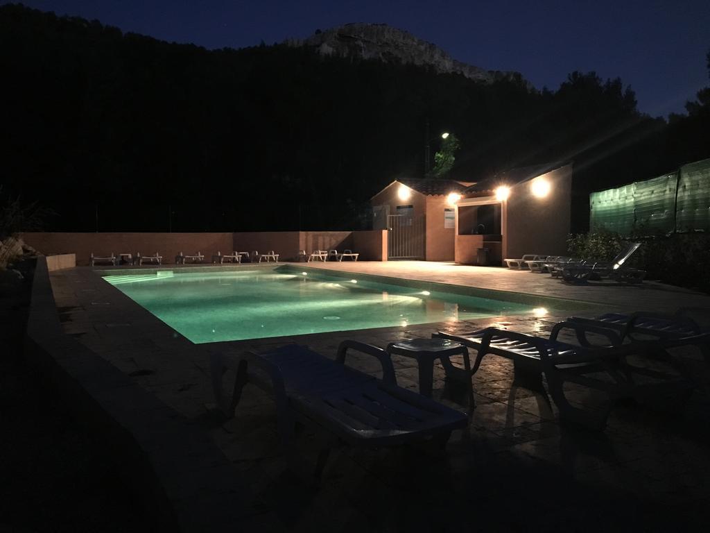 Camping Aux Portes De Cassis Рокфор-ла-Бедуль Екстер'єр фото